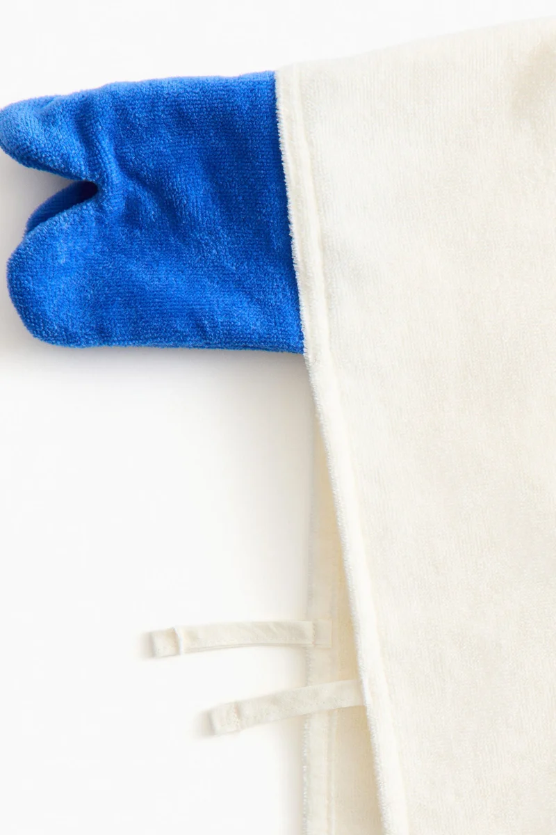 اتش اند ام منشفة بتصميم بونشو