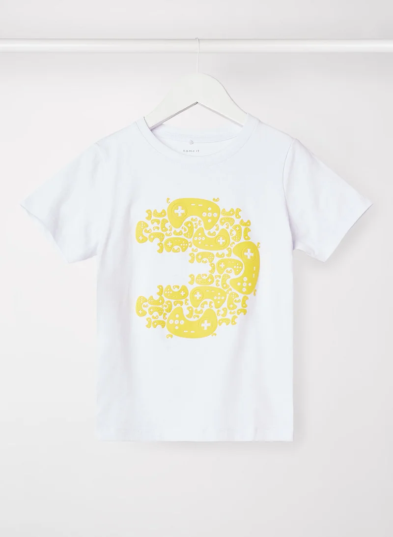 نيم ات تيشيرت أساسي من تشكيلة إسينشال مزين بشعار على شكل علم ومطبوع عليه "1985 "