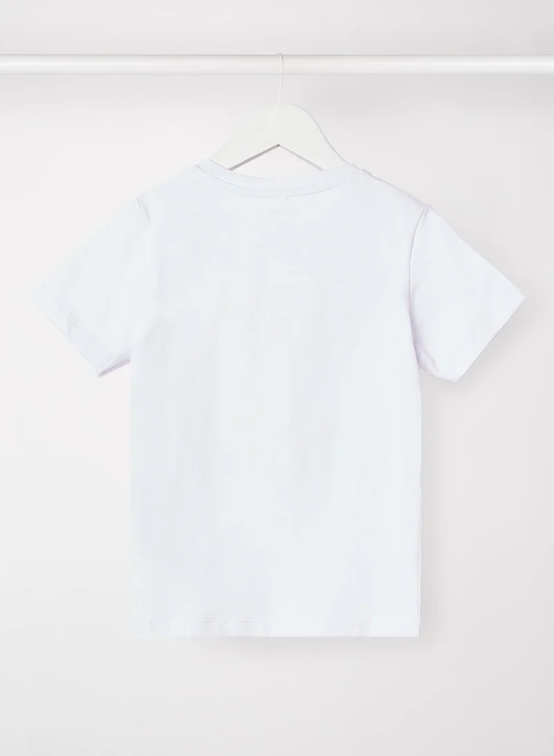 نيم ات تيشيرت أساسي من تشكيلة إسينشال مزين بشعار على شكل علم ومطبوع عليه "1985 "