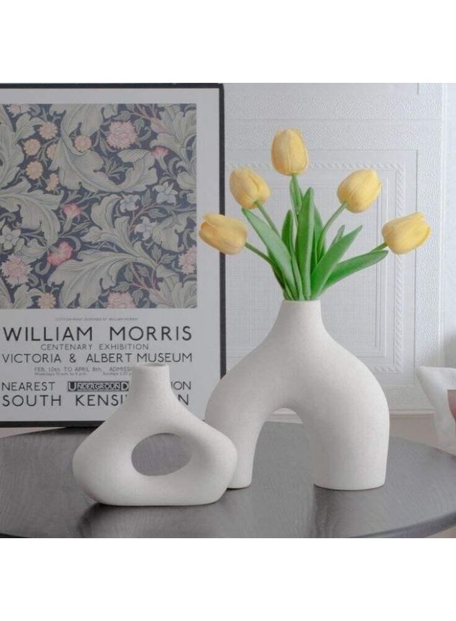This elegant white vase set consists of two matching pieces, featuring a simple yet elegant design.