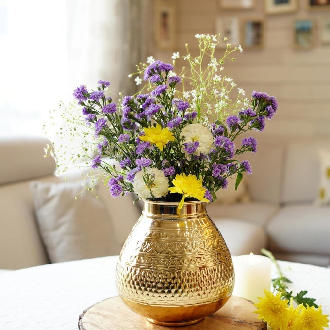 MATKI SHAPE METAL FLOWER VASE FOR HOME DECOR HAMMERED METAL FLOWER POT FOR OFFICE TABLE DECORATIONS MODERN VASES GIFT FOR ANNIVERSARY FESTIVAL 8 INCHES GOLDEN 1 PC FLOWERS NOT INCLUDED
