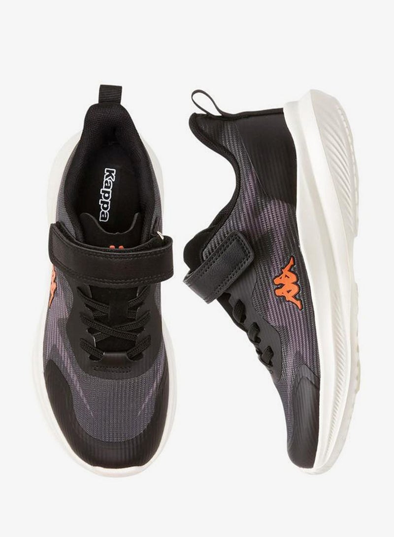 كابا أحذية رياضية للأولاد بشعار وتفاصيل شريط لاصق - Image 1