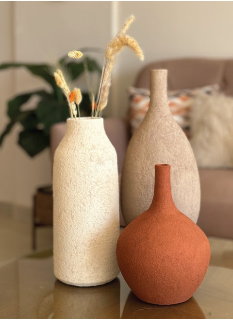 Handmade pottery vases, suitable for wooden shelves, dining tables, and buffets.