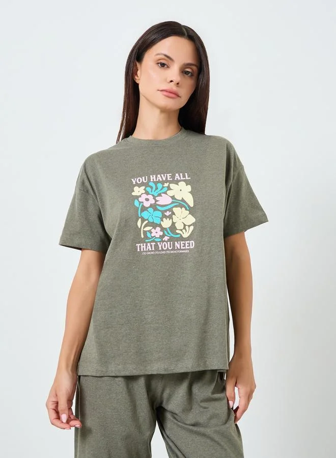 ستايلي طقم بيجاما من بنطال وتيشيرت بطبعة زهور جرافيك