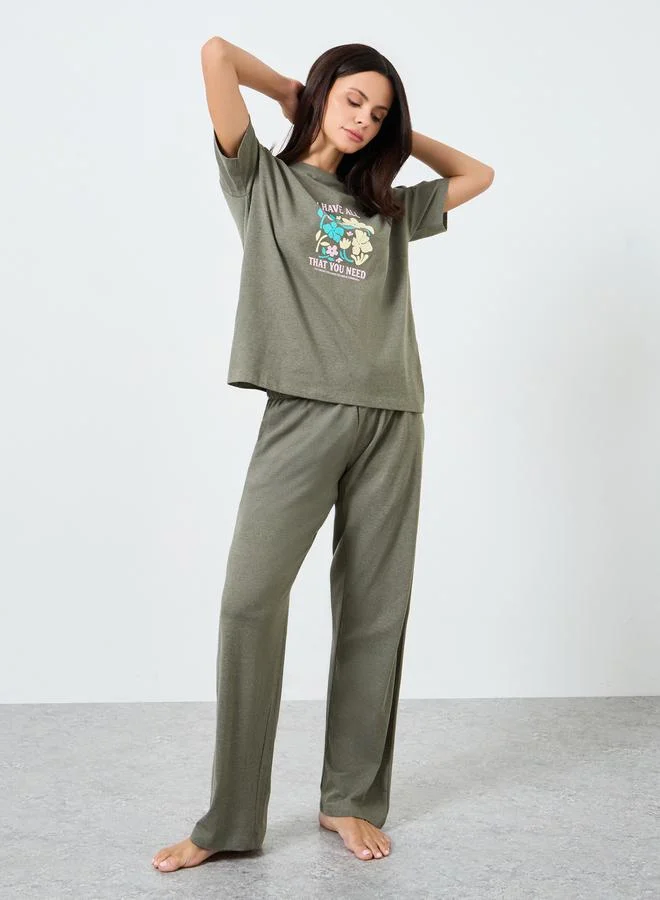 ستايلي طقم بيجاما من بنطال وتيشيرت بطبعة زهور جرافيك