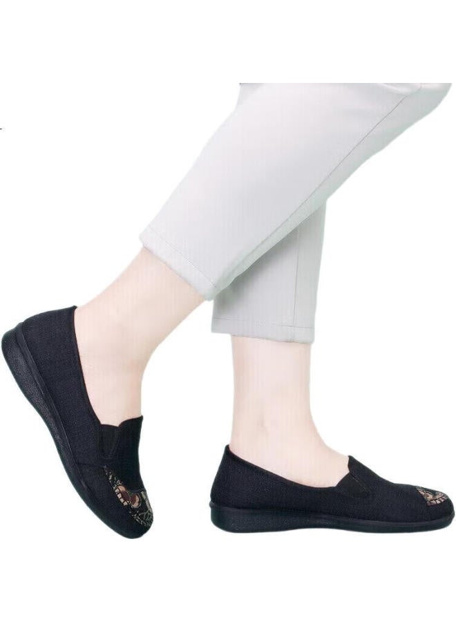 BUSHEYUAN Women'S Flat Round Toe Mother Shoes Soft Bottom Breathable Ladies Slip-On Lazy Shoes Middle-Aged And Elderly Beijing Cloth Shoes Female 210-1322 Black Size 39 - Image 1
