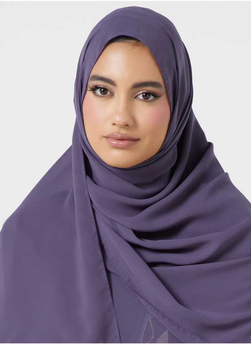هيا كلوزيت عباية مطرزة بأكمام كيب قصيرة
