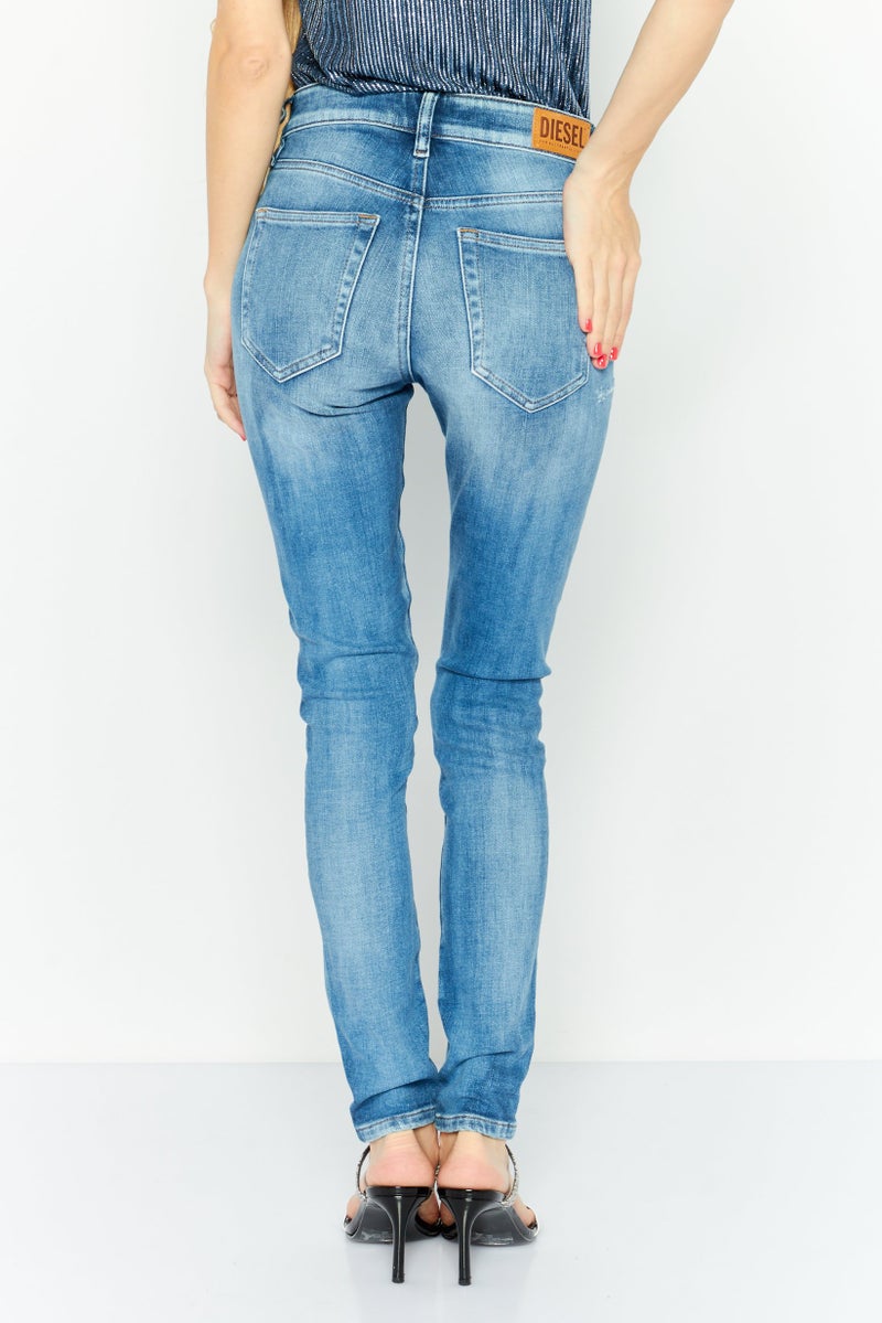 DIESEL جينز سلاندي للنساء بقصة سوبر سكينى، أزرق فاتح - Image 4