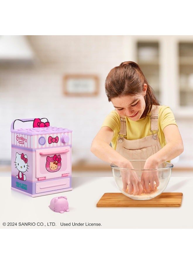 Cookeez Makery مجموعة كوكيرز ماكري Hello Kitty وأصدقائها - حلويات الفرن، قطعة متنوعة 1 (قد يختلف النمط واللون) تعمل بالبطارية | لعبة قماشية تفاعلية معطرة | لعبة قماشية قابلة للجمع | اكتشف صديقك المفاجئ | لعب تمثيلي | اخلط واصنع مفاجأة من الحلويات القماشية! | هدية مثالية للأطفال والرضع - Image 3