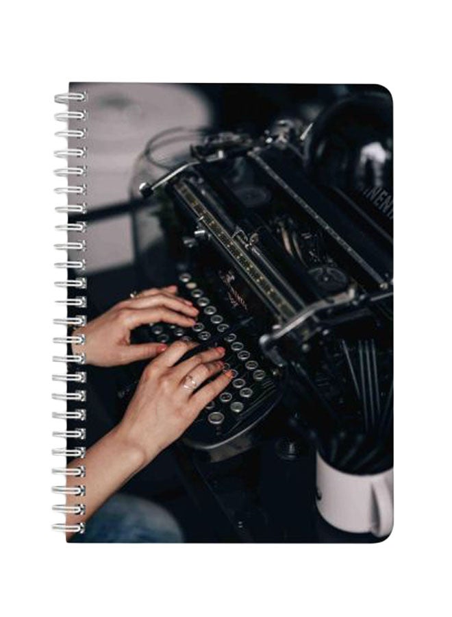 لوحة دفتر ملاحظات بسلك حلزوني مقاس A5 مزين بصورة آلة كاتبة كلاسيكية بيج / أسود - Image 1