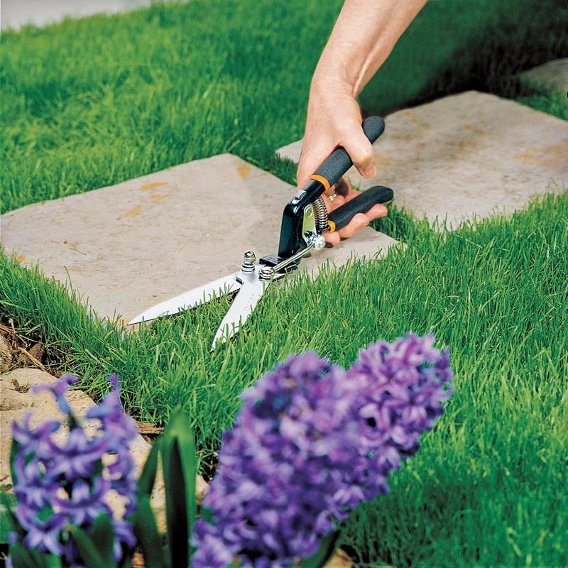 Fiskars Grass Shears, 5-Inch Serrated Blade Grass Cutter and Garden Shears with Power-Lever Technology Offers More Cutting Power - Image 2