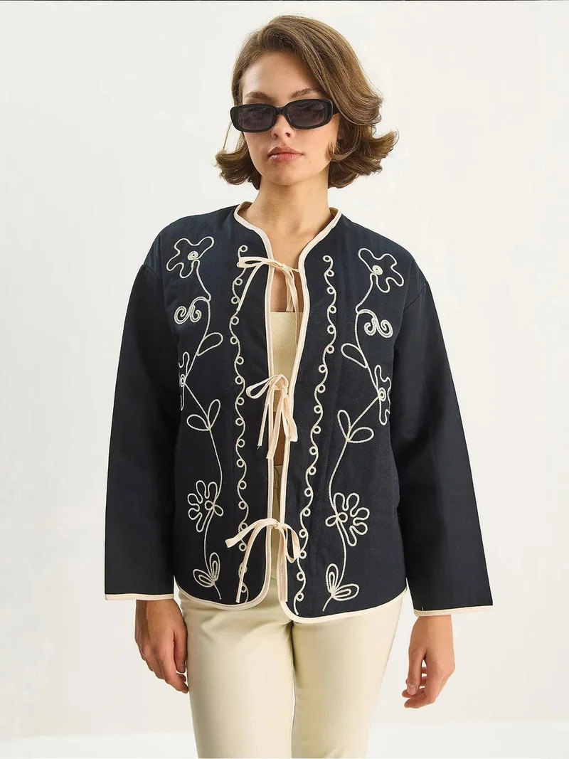 بيانكو لوتشي جاكيت قطني بإبزيم مطرز من لوتشي