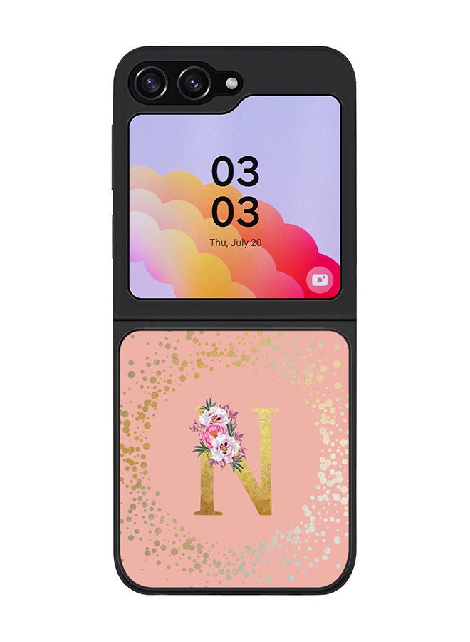Stylizedd حافظة حواف سوداء متينة لهاتف سامسونج جالاكسي Z Flip5، حافظة مرنة رقيقة من المطاط TPU - نمط زهور حرف أول مخصص - N (وردي زهري) - Image 1