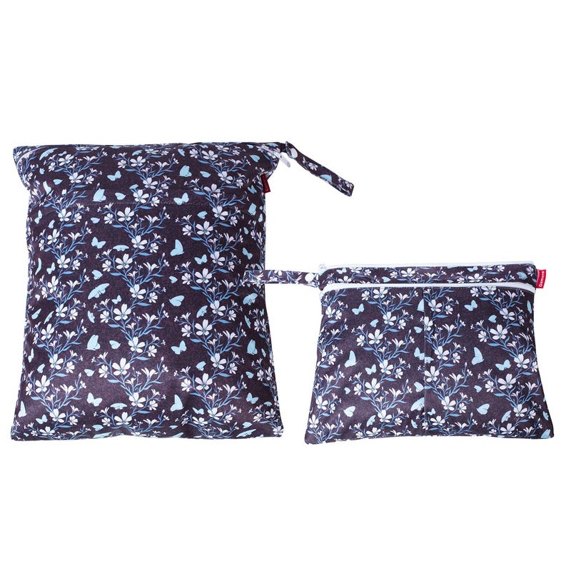 Damero حقيبة دامييرو 2 قطعة للرطوبة والجفاف للحفاضات القماشية، ملابس السباحة، الملابس، مثالية للسفر، التمارين، دور الرعاية، واسعة ومقاومة للماء (فراشات وزهور) - Image 1