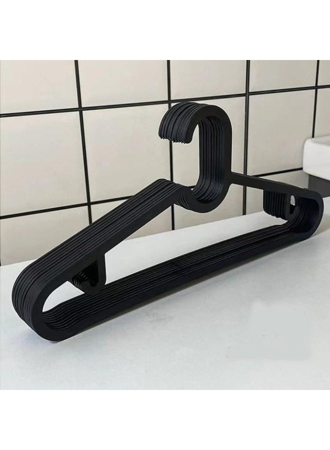 طقم شماعات وعلاقات ملابس بلاستيك قوية 10 قطع – شماعة هدوم مانعة للانزلاق لتنظيم خزانة ودولاب المنزل– علاقة هدوم متينة موفرة للمساحة للقمصان والبناطيل والفساتين – علاقات خزانة عالية الجودة لون أسود - Image 1