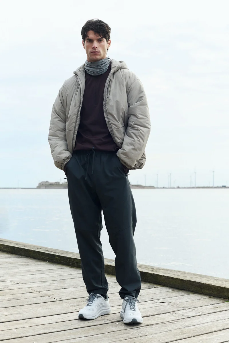 اتش اند ام بنطلون رياضي مع نسيج دراي موف