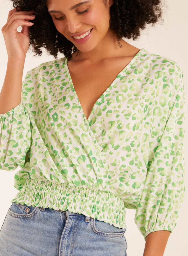 بلو فانيلا بلوزة بياقة ملفوفة وطبعة فهد وأكمام مطاطية وحافة مطاطية