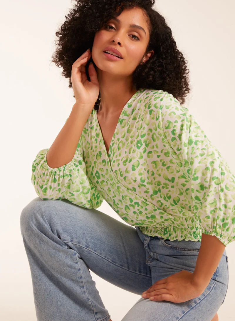 بلو فانيلا بلوزة بياقة ملفوفة وطبعة فهد وأكمام مطاطية وحافة مطاطية