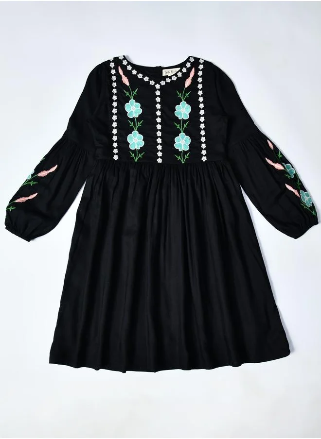 بيلا مودا Bella Moda Floral Embroidered Round Neck Knee-Length Dress