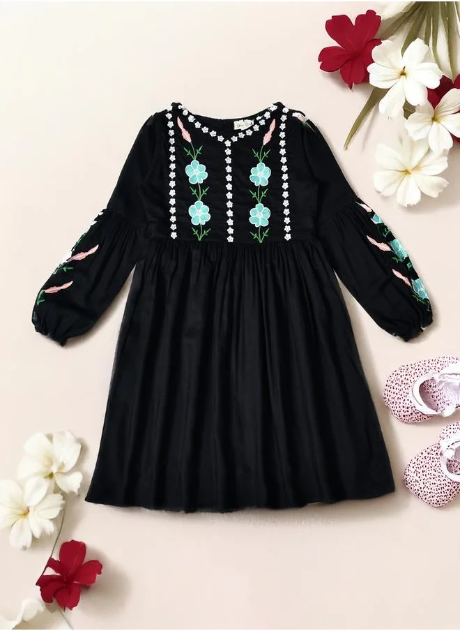 بيلا مودا Bella Moda Floral Embroidered Round Neck Knee-Length Dress