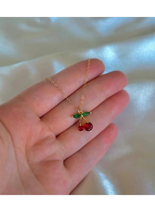 سلسلة ستانلس ستيل شكل كريز سلسلة رقيقة مصنوعة من الاستانلس ستيل المقاوم للصدأ بلون ثابت أنيق، مزينة بتعليقة على شكل كريز بتصميم عصري وجذاب. قطعة مميزة تضيف لمسة أنوثة ورُقي لإطلالتك اليومية والمناسبات، كما أنها اختيار رائع لتقديمها كهدية راقية - Image 2