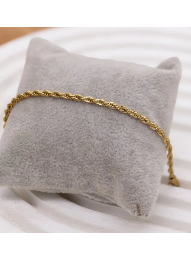 Luxuria A stylish and modern anklet with a twisted rope design, 18-karat gold plated, made of stainless steel, with a diamond-cut design, adjustable, waterproof, with a simple and elegant design. - Image 2