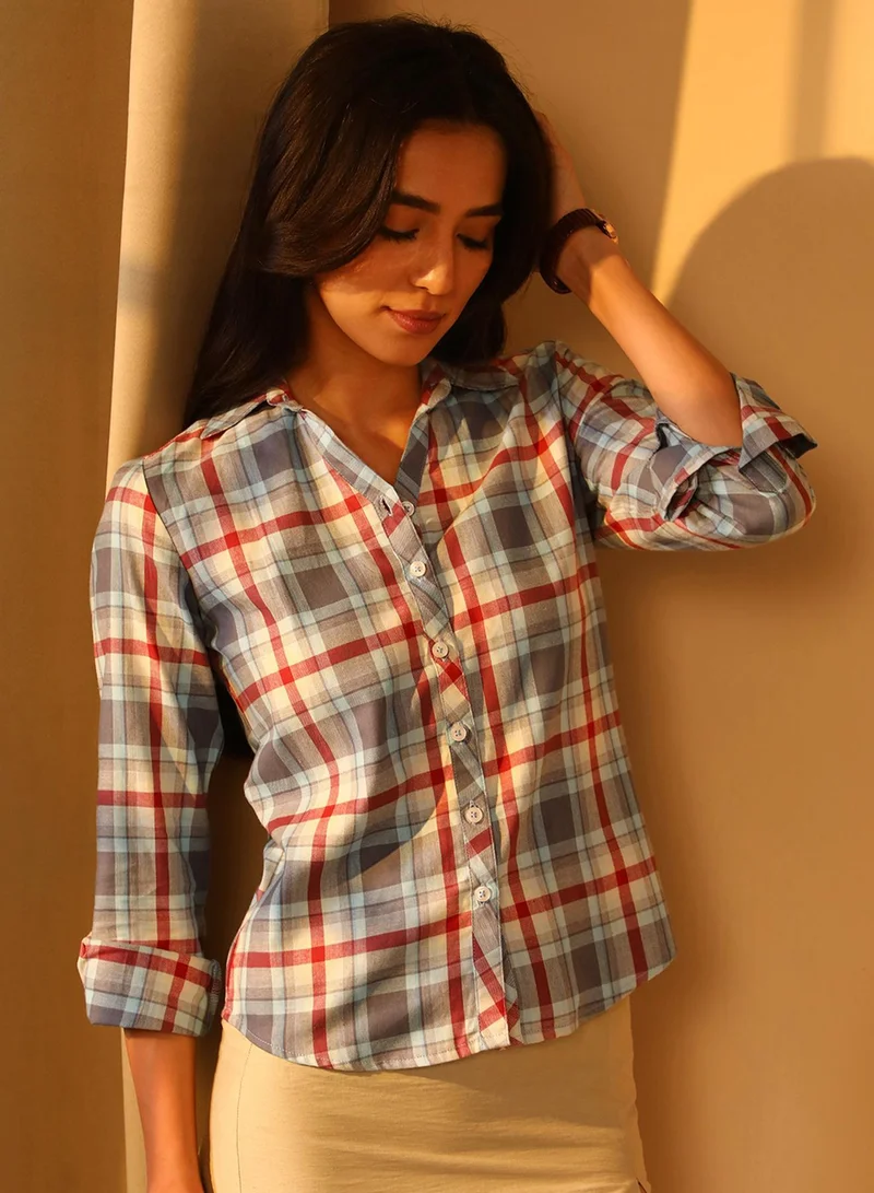 بينيا كولادا قميص مربعي منقوش من الترتان باللونين الأزرق الجليدي والأحمر القرميدي للسيدات