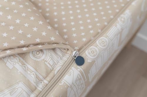Beddy's مجموعة سرير بيدي ذات طابع الشاحنات للأطفال، غطاء سرير بسحاب متين، مجموعة سرير كاملة، ملاءات بلون تان وغطاء سرير مع شاحنات و سيارات، تشمل غطاء الوسادة ووسادة، سهلة التركيب والغسل - Image 3