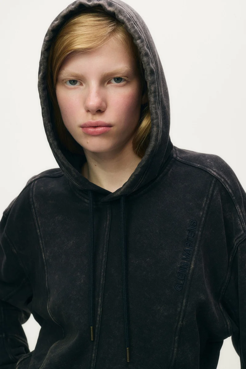 اتش اند ام هودي بتفاصيل مزخرفة