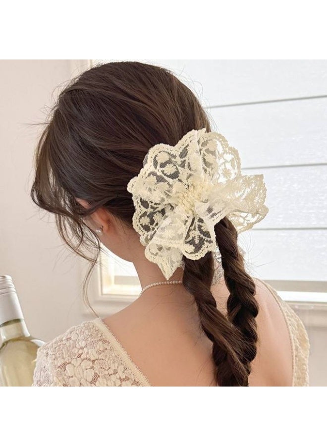 توكة شعر دانتيل أنيقة بتصميم زهري ناعم، تضيف لمسة أنثوية راقية لتسريحتك، خامة مرنة ومريحة للاستخدام اليومي والمناسبات. - Image 1