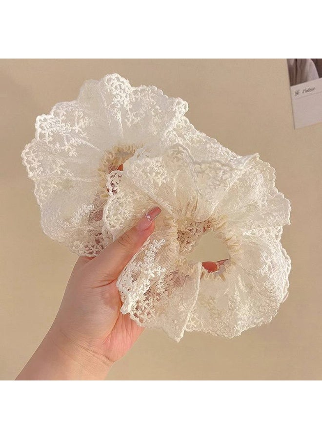 توكة شعر دانتيل أنيقة بتصميم زهري ناعم، تضيف لمسة أنثوية راقية لتسريحتك، خامة مرنة ومريحة للاستخدام اليومي والمناسبات. - Image 2