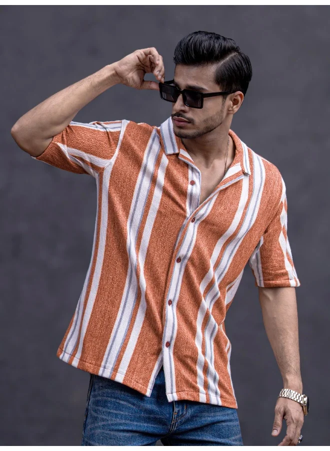 مانياك قميص رجالي مقاس كبير بأكمام ثلاثة أرباع وياقة مخططة بلون الصدأ من الجاكار