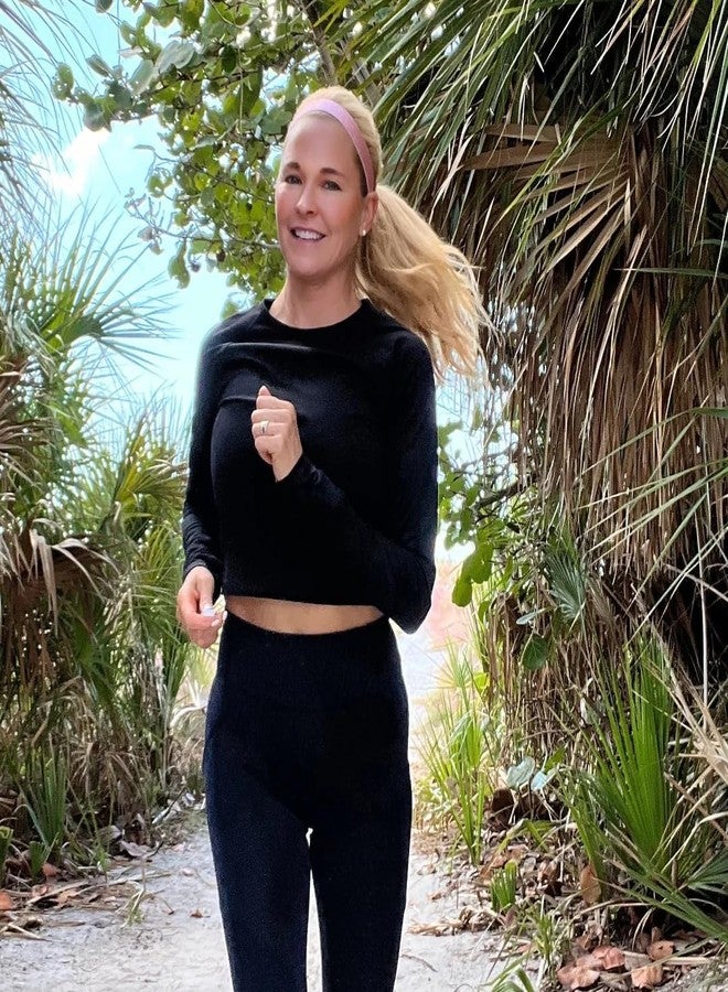 سويتي باندز طوق رأس نسائي من Sweaty Bands للتمارين الرياضية المكثفة - طوق شعر لامع مبطن بالمخمل مانع للانزلاق وممتص للعرق - لون وردي معدني لامع، مقاس 1 بوصة - Image 3