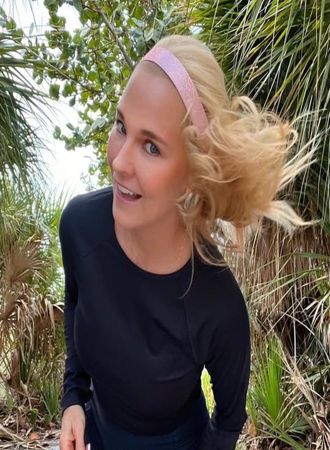 سويتي باندز طوق رأس نسائي من Sweaty Bands للتمارين الرياضية المكثفة - طوق شعر لامع مبطن بالمخمل مانع للانزلاق وممتص للعرق - لون وردي معدني لامع، مقاس 1 بوصة - Image 2