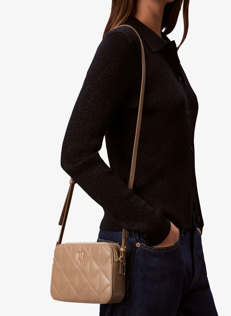 كالفن كلاين حقيبة كاميرا بسحاب مزدوج وشعار مطرز