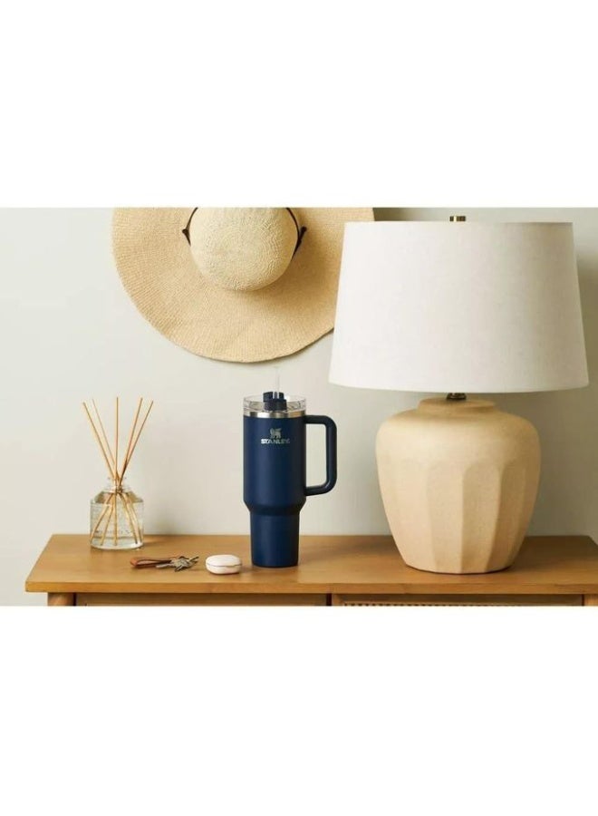 ستانلي كوب حراري من الفولاذ المقاوم للصدأ بجدار مزدوج معزول بتفريغ الهواء ومقاوم للتسرب ومتين يحافظ على المشروبات باردة وساخنة مناسب للسفر والمكتب والجيم والمنزل والمدرسة من ستانلي،كحلي. - Image 2