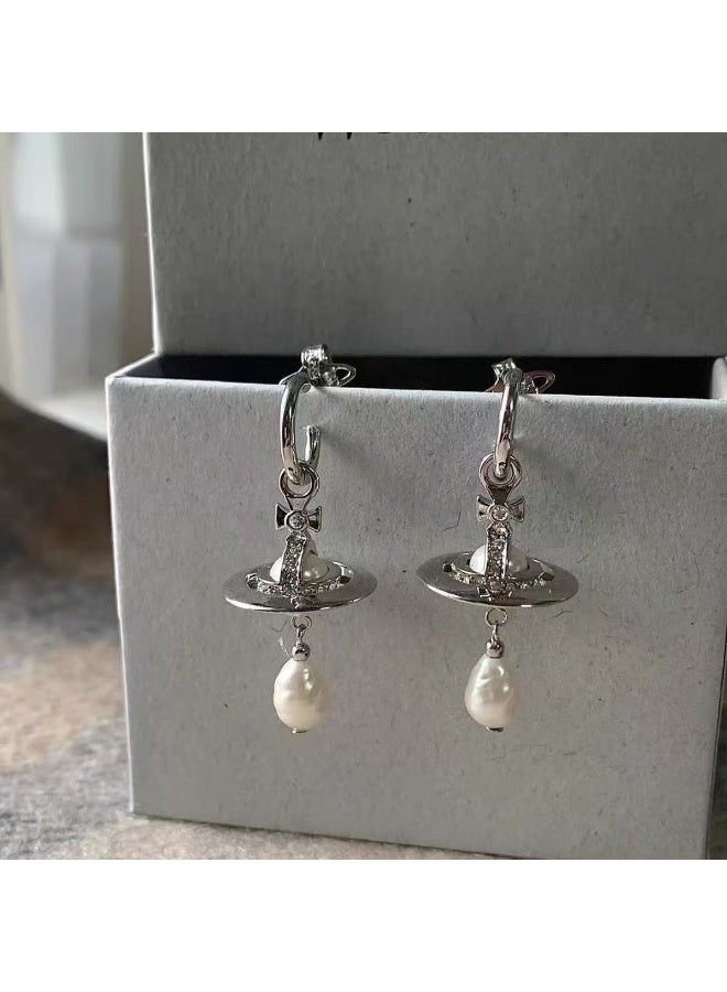 فيفيان ويستوود أقراط فضية على شكل لؤلؤة باروكية ثلاثية الأبعاد على شكل طبق طائر أقراط زحل - Image 1