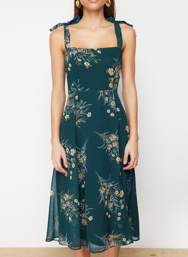 trendyol فستان ميدي مزين بأزهار خضراء بتصميم A-Line مع شق وتفاصيل خلفية مزينة من الشيفون - Image 4