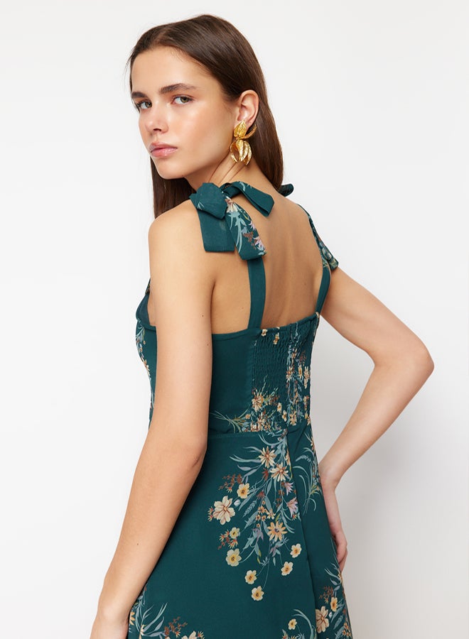 trendyol فستان ميدي مزين بأزهار خضراء بتصميم A-Line مع شق وتفاصيل خلفية مزينة من الشيفون - Image 3