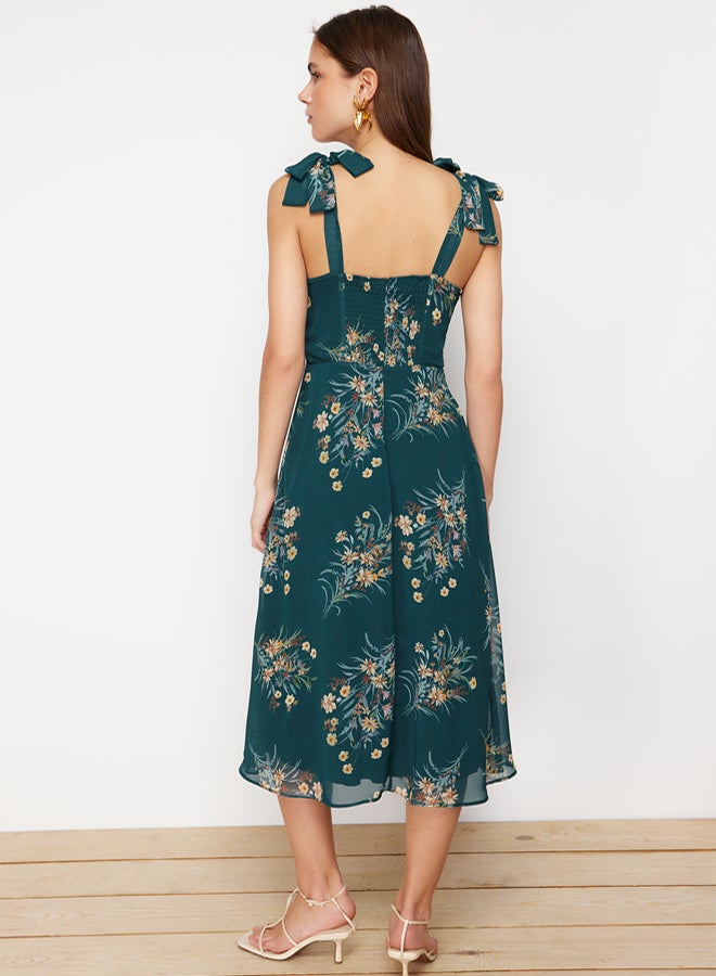 trendyol فستان ميدي مزين بأزهار خضراء بتصميم A-Line مع شق وتفاصيل خلفية مزينة من الشيفون - Image 5