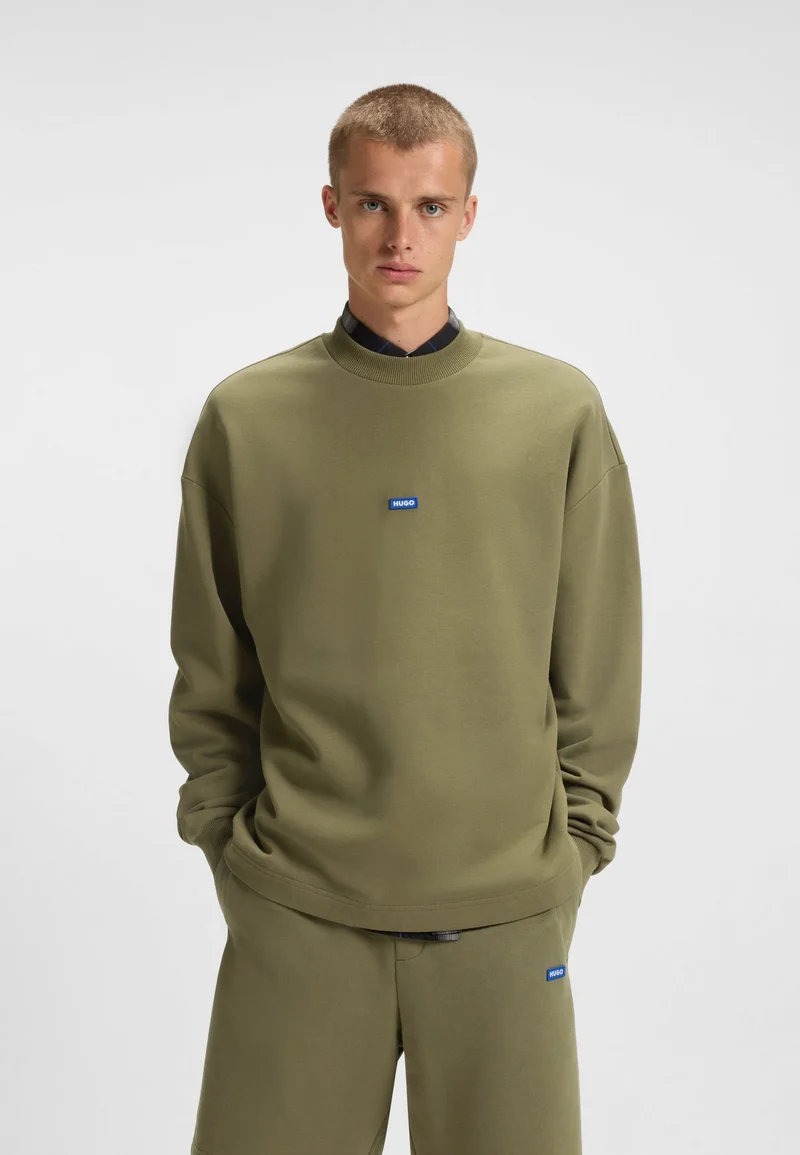 هوجو سويت شيرت قطن تيري بملصق شعار أزرق