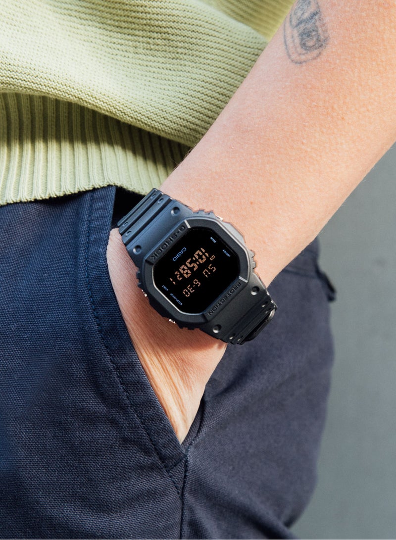 شوك ساعة كاسيو جي شوك للرجال مربعة رقمية بمينا سوداء DW-5600BB-1 - Image 3