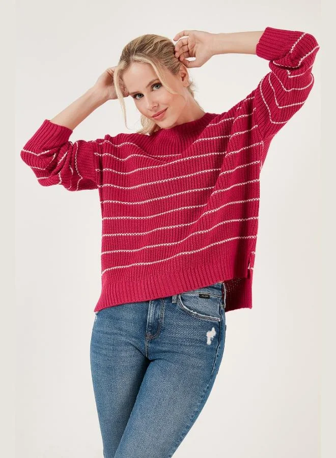 ليلا كنزة نسائية محبوكة بياقة دائرية وخطوط طولية من الخلف