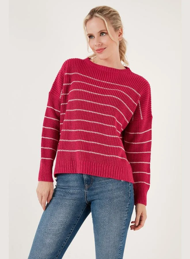 ليلا كنزة نسائية محبوكة بياقة دائرية وخطوط طولية من الخلف