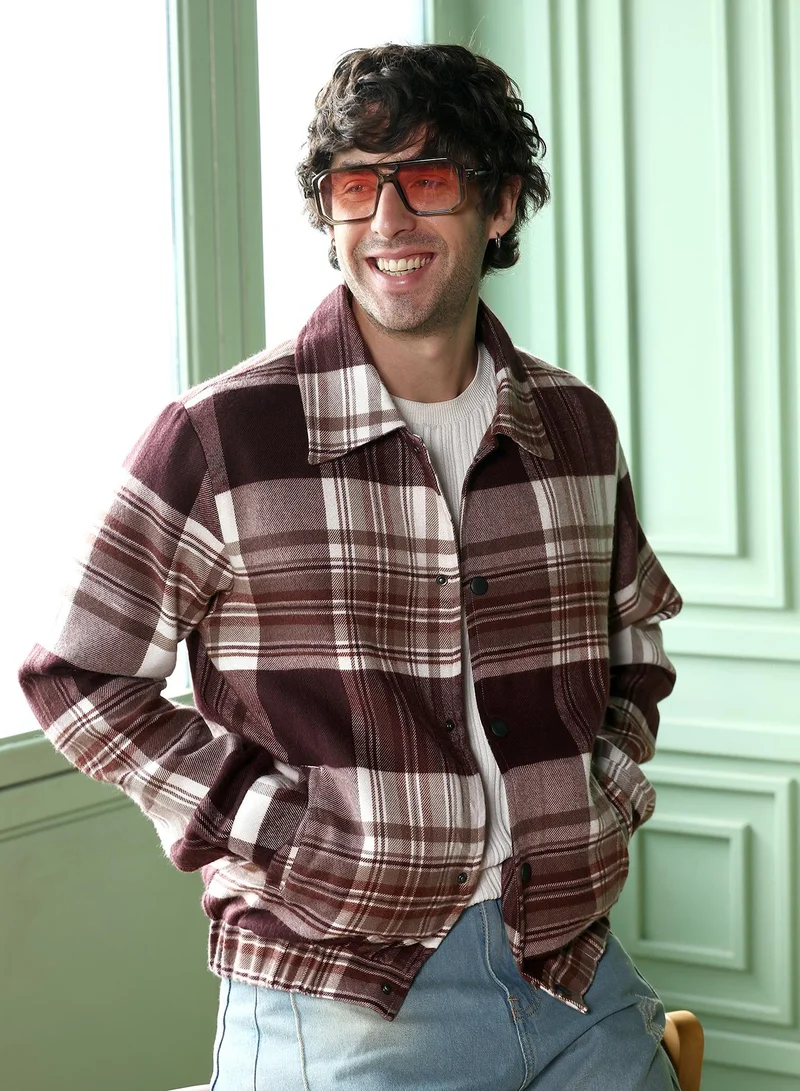 كامبوس سوترا جاكيت بومبر كاروهات رجالي بياقة مدببة وأكمام طويلة بأزرار عند المعصم، بفتحة أمامية بأزرار وكُم مستقيم مطاطي، قماش منسوج للارتداء اليومي والكاجوال، لون بني كستنائي