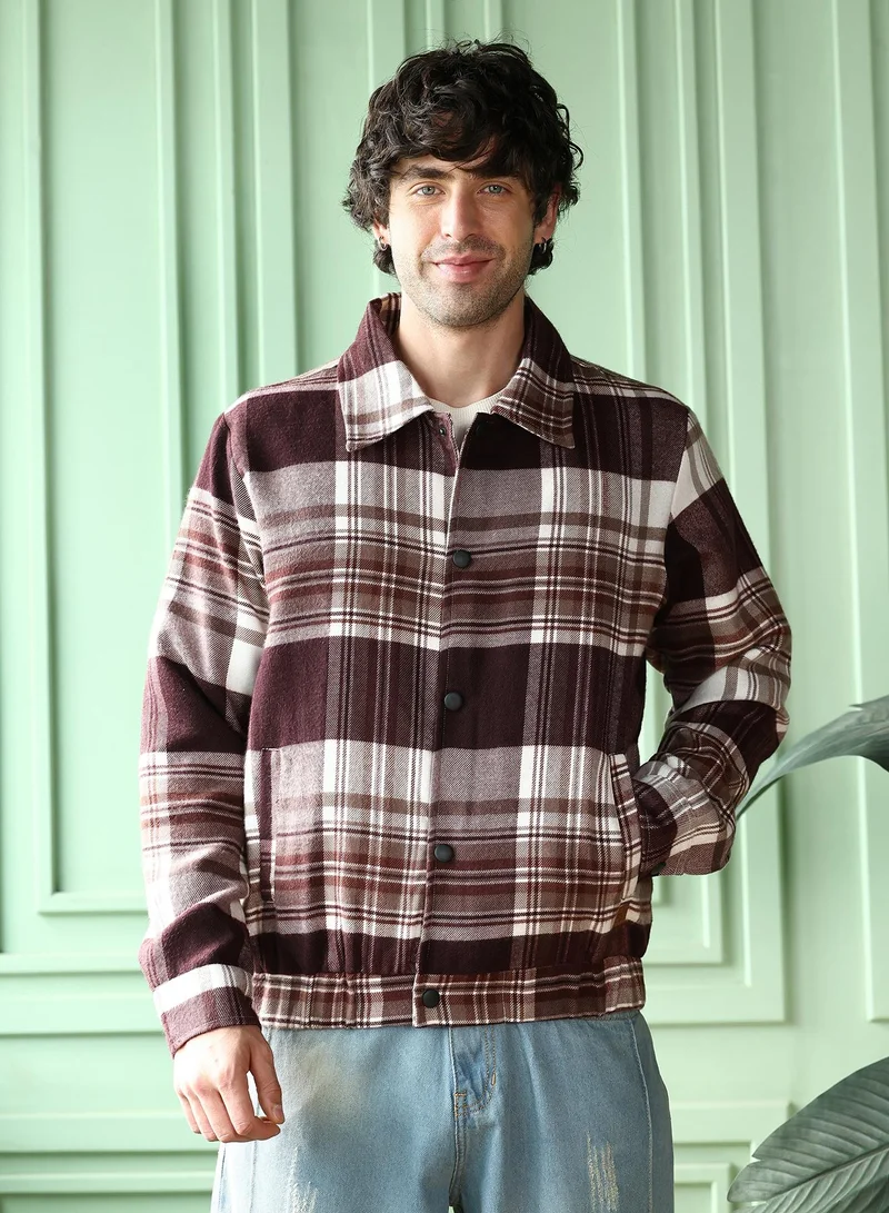 كامبوس سوترا جاكيت بومبر كاروهات رجالي بياقة مدببة وأكمام طويلة بأزرار عند المعصم، بفتحة أمامية بأزرار وكُم مستقيم مطاطي، قماش منسوج للارتداء اليومي والكاجوال، لون بني كستنائي