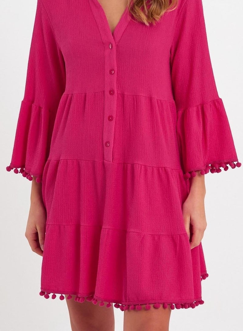 فستان من الكريب يصل إلى الركبة مع بوم بوم وأزرار، وردي - Image 2