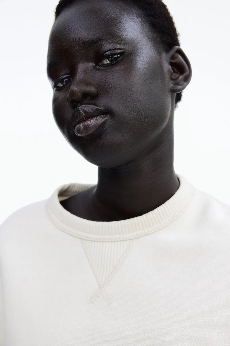 اتش اند ام سويت شيرت مزين بتطريز عبارة