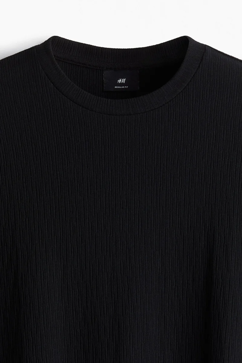 اتش اند ام تي-شيرت بقصّة عادية من خامة بارزة الملمس