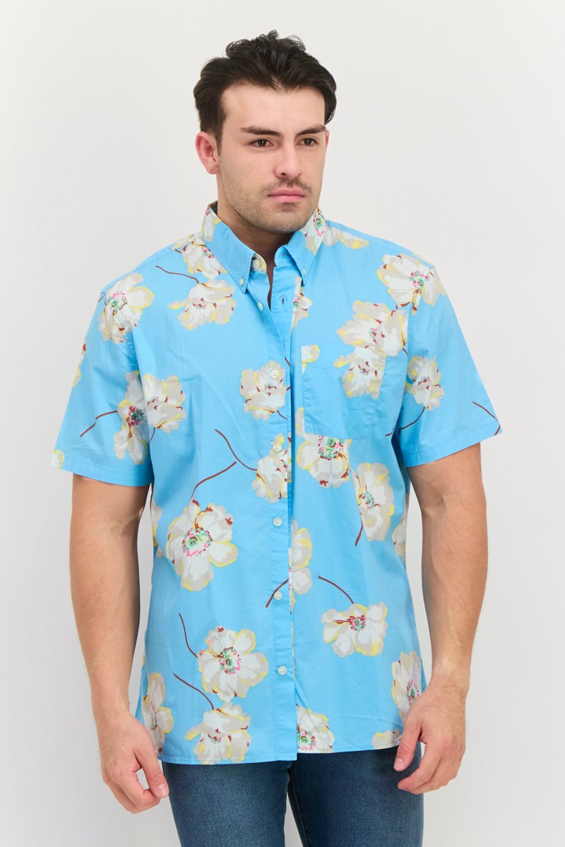 GAP قميص رجالي بقصة عادية بأكمام قصيرة مزخرف بأزهار، لون أزرق فاتح - Image 1